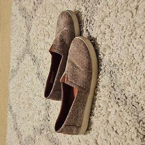 Womens maroon TOMS, Size 8